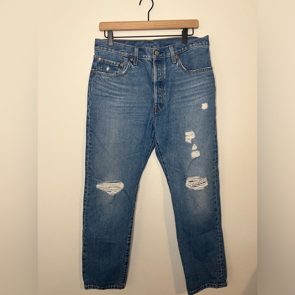 Levi’s distressed 501